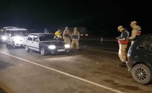 KONU: Yakalamalı Şahıs

Manisa İli Sarıgöl İlçesi Dindarlı Mahallesinde 14.11.2021 günü saat:15.00 sıralarında icra edilen Yol ve Emniyet Kontrol Devriyesi esnasında M.E. (1955/E) isimli şahsın yapılan UYAP sorgusunda; Alaşehir İlamat Bürosunun 2021/4281 Karar No'suna istinaden "Kişiyi Hürriyetinden Yoksun Kılma” suçundan yakalama kararı olduğu tespit edilmiş olup, şüpheli sevk edildiği adli makamlarca hakkında 3 yıl 4 ay kesinleşmiş hapis cezası olduğundan tutuklanarak Alaşehir M Tipi Kapalı Ceza İnfaz Kurumuna sevk edilmiştir.