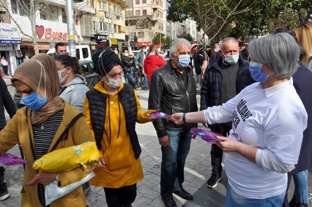 İYİ Parti Manisa ‘Kadına şiddete’ dikkat çekti

İYİ Parti Kadın Politikaları Başkanlığı, 8 Mart Dünya Kadınlar Günü’nde düzenlediği etkinlik ile kadına yönelik şiddete dikkat çekti. Öldürülen kadınların isminin yazılı olduğu tişörtleri giyerek etkinliğe katılan kadın üyeler, cinayete kurban giden kadınların ağzından yaşadıkları şiddeti dile getirdi.