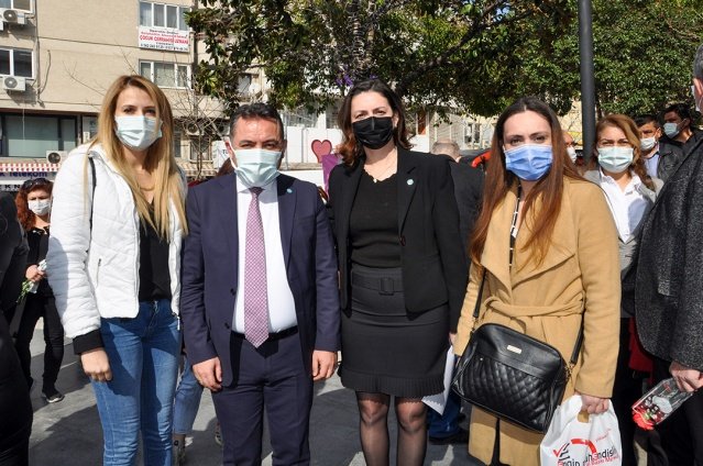 İYİ Parti Kadın Politikaları Başkanlığı, 8 Mart Dünya Kadınlar Günü dolayısıyla 15 Temmuz Demokrasi Meydanı’nda etkinlik düzenledi. İYİ Parti Genel Başkanı Meral Akşener’in mektubunun okunması ardından, İYİ Parti Yunusemre Kadın Politakaları Başkanı Esin Avşar Yılmaz Başkanlığında kadına yönelik şiddete dikkat çekti. Cinayete kurban giden kadınların isminin yazılı olduğu tişörtleri giyen Yunusemre İlçe Kadın Politikaları Komisyonları, hayatını kaybeden kadınların isimlerinin yazılı olduğu tişörtleri giyerek, cinayete kurban giden kadınların ağzından yaşadıkları şiddeti dile getirdi.