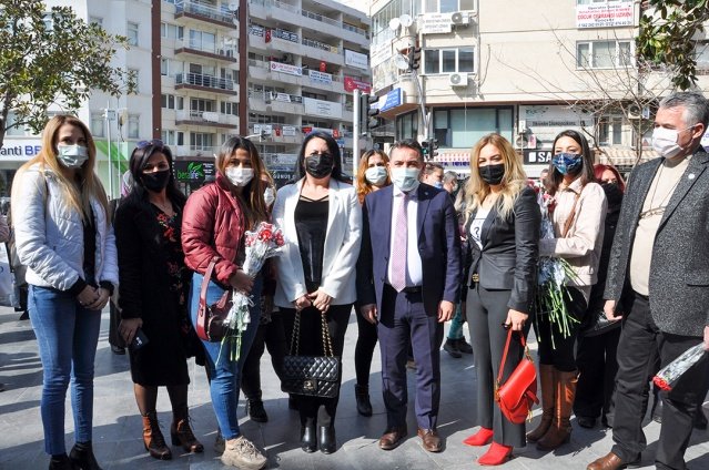 Açıklamanın ardından partililer tarafından kadınlara, ailenin korunması ve kadına karşı şiddetin önlenmesine dair 6284 sayılı kanunun yazılı olduğu el broşürleri dağıtıldı.

Etkinliğe diğer ilçe Kadın Politikaları Başkanları ve Komisyonları da katıldı.