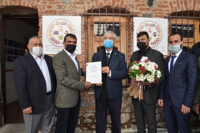 Konuşmaların ardından İzmir Seyyar Satıcılar Derneği Başkanı Evren Laçin hazırladıkları raporu CHP Genel Başkanı Kemal Kılıçdaroğlu’na iletilmek üzere Milletvekili Kani Beko’ya verdi.