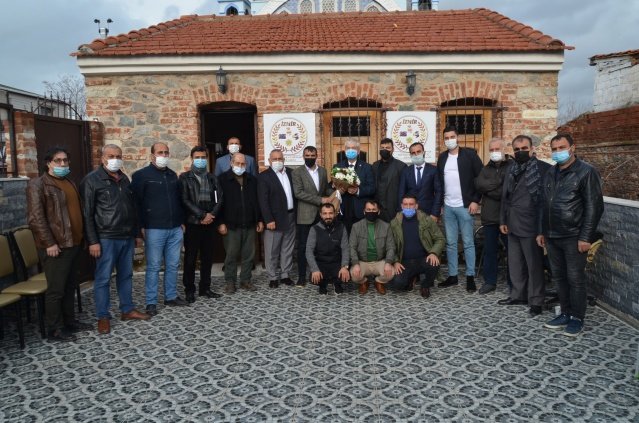 “SABİTİN OLMADIĞI YERDE TEZGAH AÇSIN”

Seyyar esnafın Karşıyaka’da olduğu gibi İzmir’in diğer sahillerinde tezgah açma isteğini değerlendiren Milletvekili Beko, bu düşüncenin iyi bir fikir olduğunu belirterek, “Bence de bu şekilde olmalıdır. Pandemiden önce sahil kenarlarına akın eden vatandaşlar, sahilde aradıklarında yiyecek-içecek bulamıyordu. Bu şekilde seyyarların sahilde diğer esnafın olmadığı yerde tezgah açma fikrini değerlendirebiliriz” dedi. 

 

“KİMSEYE ZARARIMIZ YOK”

İzmir’deki 200 bin seyyar esnafını temsilen 6 kooperatif ve 5 derneğin toplam 10 bin üyesiyle İzmir Seyyar Satıcılar Derneği çatısında birleştiğinin altını çizen İzmir Seyyar Satıcılar Derneği ve İzmir Seyyar Satıcılar Meclisi Başkanı Evren Laçin de, Türkiye’nin ilk Esnaf Meclisi’ni de hayata geçirdiklerini belirtti. Laçin, “Büyükşehir Belediye Başkanımız Soyer’in de seyyar satıcılara satış alanı tahsis edecek olması; yaşanan sorunlarımızı çözecek adımlar atacak olması bizleri sevindiriyor. Zaten biz sabit esnafın olmadığı yerlerde faaliyet gösterdiğimiz için kimseye de bir zararımız yok” diye konuştu.