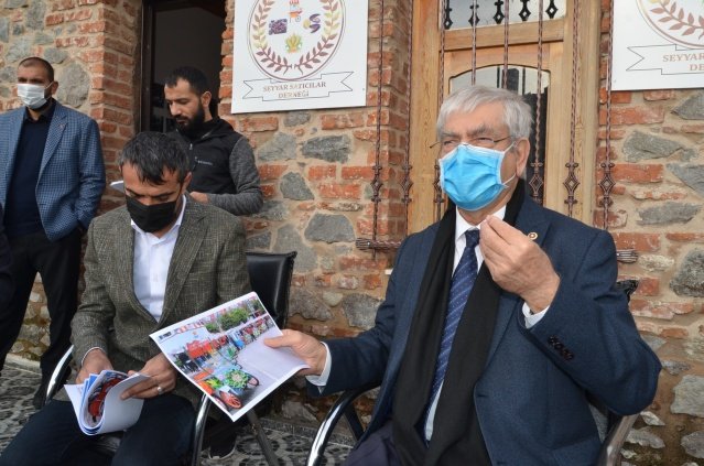 SAHİLDE TEZGAH AÇABİLMELİ”

Seyyar satıcılar olarak en önemli sorunlarının güvencesizlik ve zabıta olduğunu kaydeden Ege İncisi Üretim ve Pazarlama Kooperatif Başkanı Şerif Akbulut da seyyarların hiçbir iş ve sağlık güvencesi olmadığını vurguladı. Akbulut, “Yarın ne olacağımızı bilmiyoruz. Belediyeler bize yer göstersin istiyoruz. Bizi yine belediyeler kontrol etsin ama zabıta endişesi yaşamayalım. Simitçiler gibi belli bir alan tahsis edilerek o bölümde çalışalım. Bu yerlerin tespitini de komisyonlar belirlesin” ifadelerini kullandı.