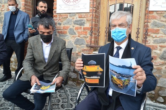 SOYER’E TEBRİK

Kendisine iletilecek rapor ve önerileri CHP Lideri Kılıçdaroğlu’na ileteceğini kaydeden Beko, “İzmir’de 200 bine yakın seyyar satıcı ve sanatkar bulunuyor. İzmir Büyükşehir Belediye Başkanımız Tunç Soyer’e yaptığınız ziyarette seyyar esnafının sorunlarına yönelik yaptığı olumlu açıklamalar ile yakın zamanda yaşadığınız sorunlara çözüm bulunacağına inanıyorum. Sorunlara çözüm üreten tavrı nedeniyle kendisini tebrik ediyorum. Umarım en kısa sürede sorunlar biter, esnafımız yeniden eski günlerine döner” dedi.

 

“YASAL STATÜYE KAVUŞMALI”

Seyyar satıcıların diğer esnaf ve işçiler gibi yasal statüye kavuşturulması gerektiğinin altını çizen Milletvekili Beko, “Bu insanların Genel Sağlık Sigorta prim borçları ya iptal edilmelidir ya da ertelenmelidir. Yasal statüye kavuşan her seyyar tezgahı bir aileyi kurtarır. Çünkü seyyar esnafı aileleriyle birlikte çalışıyor. Diğer yandan yasal statüye kavuşan bu insanların ileride emekli olma durumu oluşur. Sigortasını ve primini devlete ödeyen bu insanlar da diğer insanlar gibi emeklilik hakkını kavuşurlar” diye konuştu.