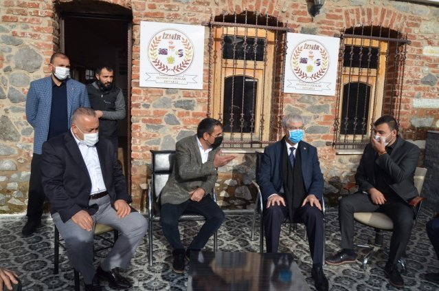 Beko: Seyyarın meselesi, memleket meselesidir

 

İzmir Seyyar Satıcılar Derneği’ni ziyaret eden CHP İzmir Milletvekili Kani Beko, seyyar satıcıların yaşadığı sorunlara dikkat çekerek, “Seyyarın sıkıntısı, meselesi memleketimizin meselesidir” dedi. Belli kurallar çerçevesinde sahil şeridini kullanabilmesi gerektiğini de söyleyen Beko, dernek yöneticileri tarafından hazırlanan ve 7 talepten oluşan İzmir Seyyar Satıcıları Raporu’nu da CHP Genel Başkanı Kemal Kılıçdaroğlu’na ileteceğini belirtti.

 

CHP Genel Başkanı Kemal Kılıçdaroğlu’nun esnafın sorunlarına yönelik 17 maddelik önerilerini açıklaması, İzmir Büyükşehir Belediye Başkanı Tunç Soyer’in de seyyar esnafa yönelik olumlu yaklaşımının ardından CHP İzmir Milletvekili Kani Beko, İzmir Seyyar Satıcılar Derneği ve İzmir Seyyar Satıcılar Meclisi Başkanı Evren Laçin’i ziyaret etti. Varyant’taki Dernek binasına giden Milletvekili Beko, CHP Genel Başkanı Kemal Kılıçdaroğlu’nun selamlarını getirdiğini söyledi.