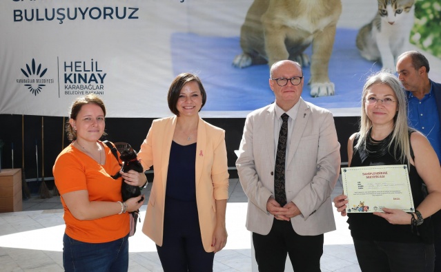 Kınay: Biz Yaşayan ve Yaşatan Karabağlar diyoruz

Tüm canlıların yaşama hakkını, eşitliği, adaleti, özgürlüğü savunduklarını belirten Başkan Kınay, “Sokak canlıları için elimizden geleni yapmaya çalışıyoruz. Bu etkinliğin ikincisini düzenleyerek her bir canlımıza bir el uzatılsın, bir yuvaları olsun istiyoruz. Burada çalışanlarımızla, sivil toplum kuruluşlarımızla, veteriner hekimlerimizle, vatandaşlarımızla el ele, omuz omuza vererek her bir canımıza can olmaya çalışacağız. Bu destekler çalışmalar büyüyerek devam edecek. Bizler sorunların çözümünü kavga ederek, çatışarak değil; bilimsel, vicdani, insani çözümler üreterek ortaya koyacağız Yaşayan ve yaşatan Karabağlar için bizim uzattığımız ellere sizin de elinizi uzatmanızı istiyoruz” diye konuştu.