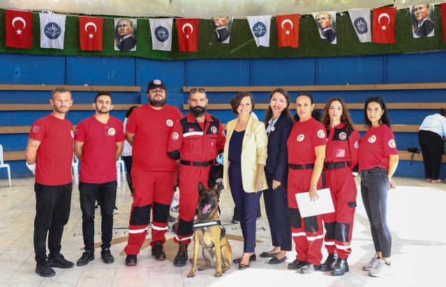 İzmir Veteriner Hekimleri Odası Başkanı Selim Özkan de bu tür etkinliklerin devamının geleceğine inandığını söyleyerek “Sokak hayvanı yoktur, sokağa atılan hayvan vardır. Hayvan seviyorsunuz sahiplenin. Onlara sahip çıkın” diye konuştu.