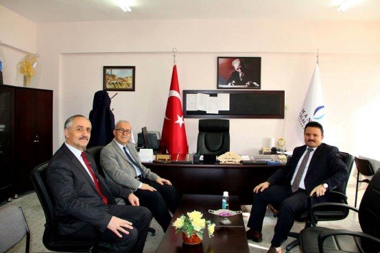 6 Aralık 2017 Çarşamba günü saat: 14.30’de Manisa Celal Bayar Üniversitesi Demirci Meslek Yüksekokulu Konferans Salonumuzda Sayın Kaymakamımız Mutlu Akyol okulumuz öğrencileri ile söyleşi yaptı. Programa öğrencilerin yanı sıra Meslek Yüksekokulu Müdürü Yrd. Doç.Dr.İsmail Taşlı, Müdür Yardımcısı Öğretim Görevlisi Mehmet Evrensel ve öğretim görevleri katıldı.

Söyleşide Demirci Kaymakamı Mutlu Akyol öğrencilere meslek yaşamlarında ne tür bir yol izlemeleri gerektiği konusunda ve Devlet, Yasama, Yürütme, Yargı, İdarenin Bütünlüğü, Kamu Hizmeti, Kamu Yararı, Mülki İdare, Kolluk Kuvvetleri, Koordinasyon ve Denetim konularında bilgiler aktardı.

Söyleşinin ikinci aşamasında ise öğrencilerin sorularını cevaplandıran Kaymakam Mutlu Akyol, “Yasal çerçevede elimizden geleni yapmak görevimizdir.” dedi.

Programın sonunda Meslek Yüksekokulu Müdürü Yrd. Doç.Dr. İsmail Taşlı  Kaymakam Mutlu Akyol’a  okulda gerçekleşen söyleşiden dolayı çiçek ve teşekkürlerini takdim etti.
