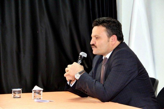 6 Aralık 2017 Çarşamba günü saat: 14.30’de Manisa Celal Bayar Üniversitesi Demirci Meslek Yüksekokulu Konferans Salonumuzda Sayın Kaymakamımız Mutlu Akyol okulumuz öğrencileri ile söyleşi yaptı. Programa öğrencilerin yanı sıra Meslek Yüksekokulu Müdürü Yrd. Doç.Dr.İsmail Taşlı, Müdür Yardımcısı Öğretim Görevlisi Mehmet Evrensel ve öğretim görevleri katıldı.

Söyleşide Demirci Kaymakamı Mutlu Akyol öğrencilere meslek yaşamlarında ne tür bir yol izlemeleri gerektiği konusunda ve Devlet, Yasama, Yürütme, Yargı, İdarenin Bütünlüğü, Kamu Hizmeti, Kamu Yararı, Mülki İdare, Kolluk Kuvvetleri, Koordinasyon ve Denetim konularında bilgiler aktardı.

Söyleşinin ikinci aşamasında ise öğrencilerin sorularını cevaplandıran Kaymakam Mutlu Akyol, “Yasal çerçevede elimizden geleni yapmak görevimizdir.” dedi.

Programın sonunda Meslek Yüksekokulu Müdürü Yrd. Doç.Dr. İsmail Taşlı  Kaymakam Mutlu Akyol’a  okulda gerçekleşen söyleşiden dolayı çiçek ve teşekkürlerini takdim etti.