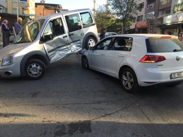 Yaklaşık 34 yıldır oto tamir ve servis işleriyle uğraşan Tan Oto Tamir ve Bakım Servisi Genel Müdürü Abdülhalik Tan, otomobillerin tamir ve bakımı ile ilgili çeşitli bilgiler verdi. Tecrübelerini aktardı. Doğru bilinen yanlışlarla ilgili açıklamalarda bulundu.