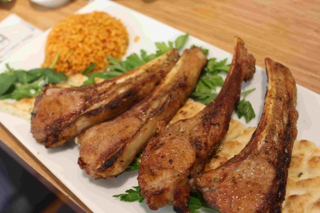 En çok tercih edilen başka bir kebap olan Saray Kebabı hakkında bilgi veren Özçelik, “Közlenmiş patlıcan, biber, kapya biber, çedar peyniri ve baharatlar ilave ediyoruz. Üzerine tereyağ ekliyoruz. Közlenmiş patlıcan lezzet katıyor. Sonra lavaşa sarıp ızgarada pişiriyoruz. Zengin içeriğiyle lezzetiyle beğeniliyor.” dedi.