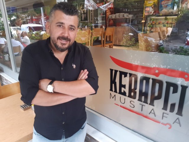 Paşa Sarma ile ilgili açıklama yapan Özçelik, bifteği ince biçimde dövdüklerini ve içine çedar peyniri koyduklarını söyledi.

LAHMACUNUN ÇITIRLIĞI ÇOK ÖNEMLİ

Lahmacunlarının lezzetli olduğunu vurgulayan Özçelik, “Antep usulü lahmacun yapıyoruz. Eti de bol sarımsağı da var. Lahmacunda hamurun çıtırlığı çok önemli. Kuzu ciğerde, kanatta, kasap köftede iddialıyız. Adana’dan şalgam geliyor. İçinde havucu var. Havucumuz şalgamla beraber taze taze yeniyor.” dedi.