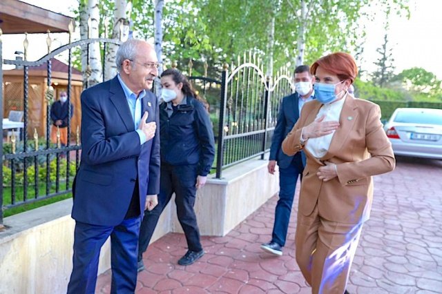 Kılıçdaroğlu'nun daveti üzerine gerçekleşen buluşmada, iki lider iftar baş başa iftar yaptı.