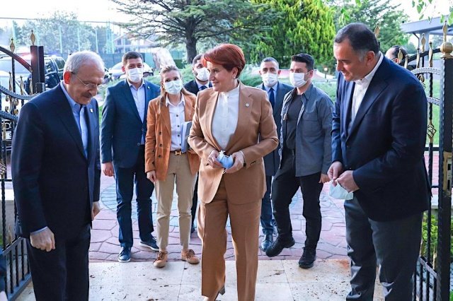 Akşener, sosyal medya hesabından, ''Bu akşam iftarımızı Cumhuriyet Halk Partisi Genel Başkanı Sayın @kilicdarogluk ile birlikte yaptık. Gösterdikleri misafirperverlik için kendilerine teşekkür ediyorum'' paylaşımında bulundu.