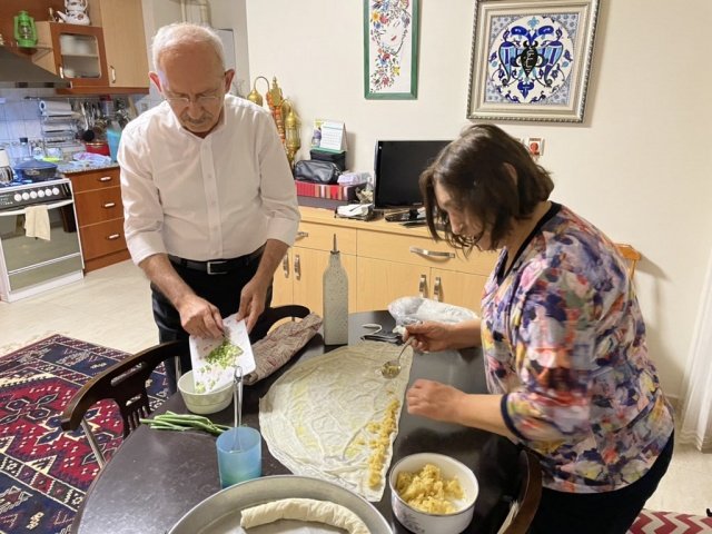 Kılıçdaroğlu paylaşımında, “Arefe günü Selvi Hanım ve benim geleneksel gece mesaimiz başlar. Her bayram tüm aile bir araya geliriz. Yarın birlikteyiz. İyi Bayramlar Türkiye!” ifadelerine yer verdi.