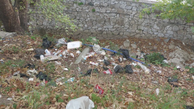 Manisa Büyükşehir Belediyesi’ne bağlı Çevre Koruma ve Kontrol Dairesi, etrafa gelişigüzel çöp atanlara çağrıda bulundu; “Her akşam temizlik yaptığımız parklarda ve mesire alanlarında, sabah onlarca poşet çöp topluyoruz. Temizlik çalışması yaptığımız dereden, bir hafta sonra en az50-60 poşet çöp çıkarıyoruz. Unutulmamalıdır ki en güzel temizlik, hiç kirletmemektir. Temizlemek bizim görevimiz ama korumak hepimizin görevi.”