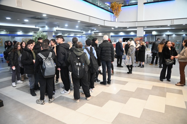 Manisa Büyükşehir Belediyesi, Dünya Ressamlar Günü’ne özel olarak “Fırça İzleri” adlı karma resim sergisine ev sahipliği yaptı. Kültür Merkezi Lale Fuaye'de düzenlenen etkinlik, sanatseverlerin büyük beğenisini kazandı.