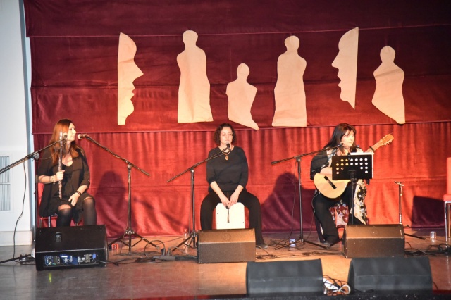 “Herkesin Sesi Olmaya Devam Ediyor”
Mavi Düşler Grubu’nun ‘İnsanca’ adlı teatral müzik gösterisinin sonunda, Manisa Büyükşehir Belediyesi adına Kültür ve Sosyal İşler Dairesi Kültür ve Sanat Şube Müdürü Alper Pınarcı tarafından çiçek ve hediye takdim edildi.