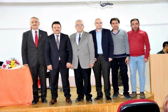 6 Aralık 2017 Çarşamba günü saat: 14.30’de Manisa Celal Bayar Üniversitesi Demirci Meslek Yüksekokulu Konferans Salonumuzda Sayın Kaymakamımız Mutlu Akyol okulumuz öğrencileri ile söyleşi yaptı. Programa öğrencilerin yanı sıra Meslek Yüksekokulu Müdürü Yrd. Doç.Dr.İsmail Taşlı, Müdür Yardımcısı Öğretim Görevlisi Mehmet Evrensel ve öğretim görevleri katıldı.

Söyleşide Demirci Kaymakamı Mutlu Akyol öğrencilere meslek yaşamlarında ne tür bir yol izlemeleri gerektiği konusunda ve Devlet, Yasama, Yürütme, Yargı, İdarenin Bütünlüğü, Kamu Hizmeti, Kamu Yararı, Mülki İdare, Kolluk Kuvvetleri, Koordinasyon ve Denetim konularında bilgiler aktardı.

Söyleşinin ikinci aşamasında ise öğrencilerin sorularını cevaplandıran Kaymakam Mutlu Akyol, “Yasal çerçevede elimizden geleni yapmak görevimizdir.” dedi.

Programın sonunda Meslek Yüksekokulu Müdürü Yrd. Doç.Dr. İsmail Taşlı  Kaymakam Mutlu Akyol’a  okulda gerçekleşen söyleşiden dolayı çiçek ve teşekkürlerini takdim etti.