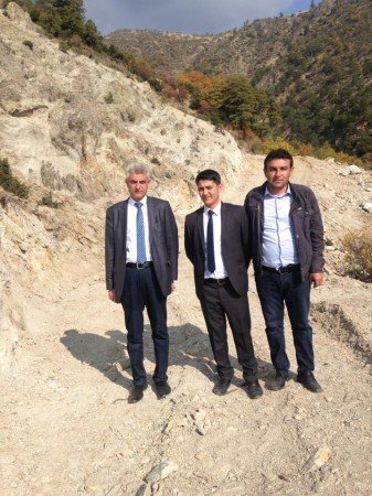 MASKİ Genel Müdürlüğü, Demirci ilçesine bağlı Mahmutlar Mahallesi’nde doğal kaynak suyundan cazibeli olarak içme suyu deposuna gelen 5 buçuk kilometrelik 30 yıllık terfi hattını yenileme çalışmasına başladı.
Manisa Su ve Kanalizasyon İdaresi (MASKİ) Genel Müdürlüğü, eski ve sağlıksız içme suyu hatlarına neşter vurmaya devam ediyor. Bu kapsamda, İçme Suyu Dairesi Başkanlığınca, Demirci’nin Mahmutlar Mahallesi’nde 30 yıl önce döşenen içme suyu terfi hattında yenileme çalışmasına başladı. Mahalleye cazibeli olarak gelen doğal kaynak suyundan içme suyu deposuna 5 buçuk kilometre uzunluğunda hat döşeniyor. Mahallede yürütülen çalışmaları takip etmek amacıyla İçme Suyu Daire Başkanı Erdal Nohutçu da Mahmutlar’ı ziyaret etti.
“Eski hattımız 30 yıllıktı”
Mahmutlar Mahalle Muhtarı Nurullah Koyunoğlu, “Mahalleli olarak çalışmadan çok memnunuz. İçme suyu terfi hattında yapılan çalışma için başta Manisa Büyükşehir Belediye Başkanı Cengiz Ergün olmak üzere emeği geçen herkese teşekkür ediyoruz. Eski hattımız 30 yıllıktı. Yaşanan arızalar suyun mahallemize sağlıklı bir şekilde gelmesini engelliyordu” dedi.