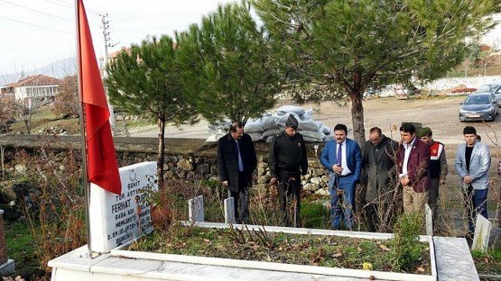 Demirci Kaymakamı Mutlu Akyol halk toplantısı yaparak vatandaşların sorunlarını dinledi.
Demirci İlçesine bağlı Sayık mahallesinde düzenlenen halk toplantısında vatandaşların sorun ve önerileri dinlenerek, sorunların çözümü konusunda nelerin yapılabileceği vatandaşlara anlatıldı. Toplantı sonunda Şehit Top. Astsb. Çvş. Ferhat Vurucu’nun kabrine gidilerek dua okundu.

Kaymakam Mutlu Akyol mahalle Muhtarı Fazlı Gökgöz’e çalışmalarında başarılar dileyip daha sonra ilçeye geçti.

Toplantıya, Demirci Kaymakamı Mutlu Akyol, Demirci İlçe Jandarma Komutanı Jandarma Teğmen Okan Doğan, İlçe Müftüsü İdris Başkıran, İlçe Milli Eğitim Müdürü Yüksel Kocabaş, İlçe Gıda Tarım ve Hayvancılık Müdürü İslam Köse katıldı.