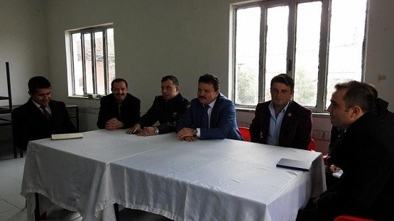 Demirci Kaymakamı Mutlu Akyol halk toplantısı yaparak vatandaşların sorunlarını dinledi.
Demirci İlçesine bağlı Sayık mahallesinde düzenlenen halk toplantısında vatandaşların sorun ve önerileri dinlenerek, sorunların çözümü konusunda nelerin yapılabileceği vatandaşlara anlatıldı. Toplantı sonunda Şehit Top. Astsb. Çvş. Ferhat Vurucu’nun kabrine gidilerek dua okundu.

Kaymakam Mutlu Akyol mahalle Muhtarı Fazlı Gökgöz’e çalışmalarında başarılar dileyip daha sonra ilçeye geçti.

Toplantıya, Demirci Kaymakamı Mutlu Akyol, Demirci İlçe Jandarma Komutanı Jandarma Teğmen Okan Doğan, İlçe Müftüsü İdris Başkıran, İlçe Milli Eğitim Müdürü Yüksel Kocabaş, İlçe Gıda Tarım ve Hayvancılık Müdürü İslam Köse katıldı.