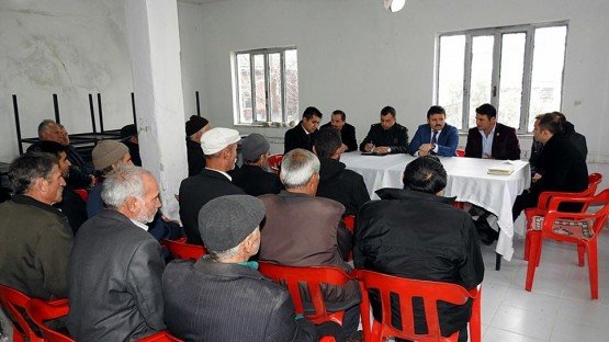 Demirci Kaymakamı Mutlu Akyol halk toplantısı yaparak vatandaşların sorunlarını dinledi.
Demirci İlçesine bağlı Sayık mahallesinde düzenlenen halk toplantısında vatandaşların sorun ve önerileri dinlenerek, sorunların çözümü konusunda nelerin yapılabileceği vatandaşlara anlatıldı. Toplantı sonunda Şehit Top. Astsb. Çvş. Ferhat Vurucu’nun kabrine gidilerek dua okundu.

Kaymakam Mutlu Akyol mahalle Muhtarı Fazlı Gökgöz’e çalışmalarında başarılar dileyip daha sonra ilçeye geçti.

Toplantıya, Demirci Kaymakamı Mutlu Akyol, Demirci İlçe Jandarma Komutanı Jandarma Teğmen Okan Doğan, İlçe Müftüsü İdris Başkıran, İlçe Milli Eğitim Müdürü Yüksel Kocabaş, İlçe Gıda Tarım ve Hayvancılık Müdürü İslam Köse katıldı.