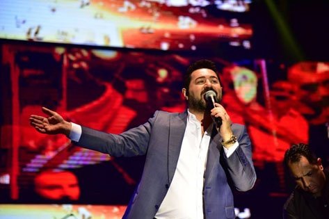 Manisa’nın 479 yıllık köklü geleneği, Uluslararası Manisa Mesir Macunu Festivali etkinlikleri kapsamında konser veren arabesk ve fantezi müzik şarkıcısı Serkan Kaya, hayranlarına unutulmaz bir gece yaşattı.