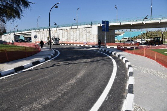 Kamulaştırma çalışmaları da vakit aldı

Başkan Ergün, kavşak çalışması sırasında bazı yerlerde kamulaştırma çalışmaları da yaptıklarını belirterek, “Bizi birazda oyalayan Öğretmenevinden istasyona devam eden mevcut yan binalardaki ön bahçelerle ilgili kamulaştırma çalışmalarında süreç yaşadık. Bu da bizim oradaki yolun açılmasında zaman itibari ile eksikliğe sebebiyet verdi. Onu da hallettik. Gecikmenin bir yerde bazı etkenleri, bizleri de ister istemez düşünmediğimiz etkenler olarak karşımıza çıktı” diye konuştu. Manisa Büyükşehir Belediyesi’nin çevresel faktörlerle de karşı karşıya geldiğini aktaran Başkan Ergün, “Sadece bir beton atıp sadece asfaltı yapmakla bitmiyor bazı şeyler. Kanalizasyon hatlarından tutun, yağmur suyu hatlarına kadar, sulama sistemlerinden ağaç dikimlerine kadar, toprak serimi, tesviyesinden çimine kadar bunları safha safha yapıyoruz