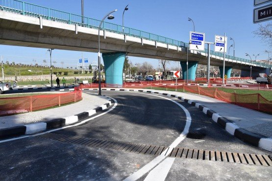 Bir iş tamamlanınca diğer işe başlanıyor. Biz mevcut kavşağı iki ay öncede açabilirdik ancak 300’ün üzerinde ekip burada çalışmıyor yapıyor. Bunları yapmazsanız bu trafiği açtıktan sonra bu insanların burada çalışmasını sağlayamazsınız. Kamyonu,traktörü getirip çalışma için yolu kesemezsiniz. Bunların yapılması gerekiyordu, biz de her şeyiyle bitirerek kavşağı açmayı hedefledik. Bir kazaya sebebiyet vermesin, kimse bu işten mağdur olmasın istedik. Mağduriyet trafikte yaşandı. İnşallah bundan sonra bir nebze de olsa, inanıyorum ki bu kavşağın Manisa’daki trafiği rahatlatacak” ifadelerini kullandı.