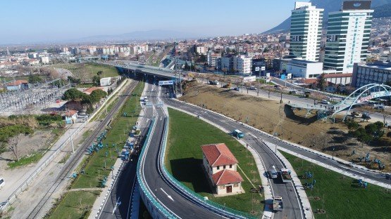 Manisa Büyükşehir Belediyesi’nin yapımına başladığı ve şehrin trafik sıkışıklığı çözümüne büyük katkı sağlayacak Öğretmenevi Kavşağı’nda Manisa Büyükşehir Belediye Başkanı Cengiz Ergün Cumartesi günü son incelemelerde bulundu. Küçük çalışmaların kaldığı kavşakta Manisa Büyükşehir Belediyesi’nin 300’ün üzerindeki personeli kavşağı Pazartesi gününe yetiştirmek için canla başla çalışmalarını sürdürüyor. Başkan Cengiz Ergün’ün incelemesinde Manisa Büyükşehir Belediyesi Genel Sekreter Yardımcısı Mustafa Genç, Büyükşehir Belediyesi Daire Başkanları, şube müdürleri ve yüklenici firmaların yetkilileri hazır bulundu. Yön tabelaları, kaldırım ve bordür çalışmaları, yol çizgileri ve peyzaj çalışmalarının tamamlandığı Öğretmenevi Kavşağı, Manisa’nın trafik sorununa büyük ölçüde çözüme kavuşturacak.