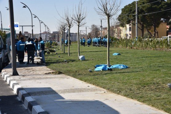 Tüm çalışmalar tamamlandı

Son iki aydır kavşakta yoğun bir çalışma yapıldığını ifade eden Başkan Ergün şöyle konuştu, “Yaklaşık iki aydır, yağmur sulama sistemleri, mevcut kavşak etrafında ve istasyona giden noktada bir de mevcut Barbaros hattına giden noktalarda yağmur suyu, kanalizasyon, açmış olduğumuz 30 metrelik bulvarda tüm altyapıları, bordür çalışmaları, tren yolunun yanındaki toprak çekimleri, sulama sistemleri, peyzaj çalışmaları ve ışıklandırmaları ve çim sermelerinin tamamı ihale dışında kendi kent estetiği ekiplerimiz tarafından yapılıyor. Kavşak betonarme itibariyle bitmiş olabilir.