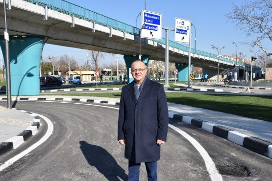 Diğer kavşaklarda da çalışmalar yapılıyor

Başkan Ergün, kavşak çalışmasının sadece Öğretmenevi Kavşağı ile sınırlı olmadığını ifade ederek, “Diğer kavşaklarda da akıllı kavşakların düzenlemeleri, sinyalizasyon sistemleriyle ilgili çalışmalar  devam ediyor. Şu anda Kanuni Köprülü Kavşağı’nda da akıllı sinyalizasyon, Laleli kavşağında akıllı sinyalizasyon çalışmaları devam ediyor. Bunların tamamlanmasının ardından Devlet Hastanesi’nin önündeki sinyalizasyon sistemi de tamamen akıllı kavşağa dönüşecek. Tahmin ediyorum 10-15 gün içinde tamamlanma noktasına gelir. Bununla birlikte eski garaj kavşağı da akıllı sinyalizasyon sistemine çevirdik. Bunları safha safha tamamlıyoruz” diye konuştu.