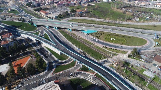 Manisa Büyükşehir Belediye Başkanı Cengiz Ergün, Öğretmenevi Kavşak çalışması incelemesi ardından yaptığı açıklamasında, “Hafta sonu bütün ekiplerimizle son noktaya geldiğimiz kavşakta çalışmalarımızı tamamlama noktasındayız. Eleştiriler olacaktır, saygı duyuyoruz. Burasının başlangıcından geçen süre içinde her şeyden önce sadece ihalesi yapılan mevcut kavşağımızın beton konumuyla ve mevcut asfaltıyla her şey bitmiş anlamın gelmiyor. Burasına ilk başladığımızda Manisa Lisesi’nin altından gelerek aşağı yöne devam eden bir tonoz sorunumuz çıktı. Kavşağın ayağının tam üstüne geldiği bir noktada. Öncelikle bir buçuk iki ayımızı bu tonoz ve ayak değişimleriyle ilgili deplaselerin çalışmaları bu süreçte bizi engelleyen nokta oldu. Bunun bilinmesini istiyorum. Kavşak daha başlamadan mevcut kavşak ayaklarının, demir kolonlarının çıktığı tonozun üstüne gelen bir noktaydı. Bunların yer değişikliklerini ve deplaselerini yapmak suretiyle öncelikle bunu tamamladık” dedi.