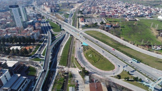Manisalıların uzun zamandır büyük bir heyecanla beklediği, Manisa Büyükşehir Belediyesi’nin şehrin trafik sıkışıklığı sorununu en aza indirmeye yönelik çalışması olan Öğretmenevi Kavşağı Pazartesi 06.00’da hizmete başlayacak.(fotoğrafların tamamını görebilmek için fotoların üstüne tıklayınız)