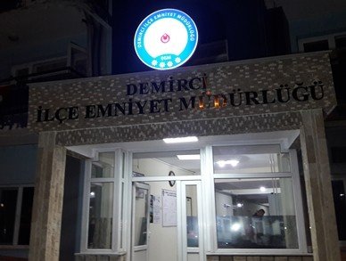 Gece geç saatlerde Demirci ilçe Emniyet Müdürlüğü önünde toplanan 40 kişilik öğrenci kafilesini Demirci İlçe Emniyet Müdürü Cenk Gedik uğurladı.
Proje kapsamında tek tip kıyafet ve şapkalarıyla yola koyulan öğrenci kafilesi Eskişehir iline sabah erken saatlerde ulaştı.
Eskişehir’de gezilerini sürdüren ekibin bu gece geç saatlerde Demirci ilçesine dönmesi bekleniyor.