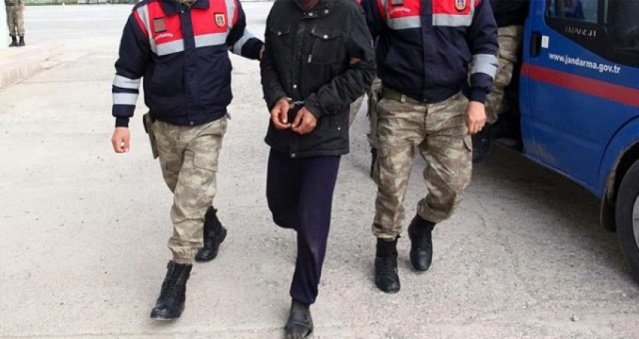 Konu: PKK / PYD Sılahlı Terör Örgütü Üyesi Aranan Şahıs Yakalama

Kırkağaç İlçe Jandarma Komutanlığı tarafından yapılan istihbari çalışmalar sonucunda; Diyarbakır 2. Sulh Ceza Hakimliğinin 2022/448 sayılı yakalama emri ile Silahlı Terör Örgütüne Üye Olma suçundan aranan A.Ö. (E-29) isimli şahsın, Kırkağaç İlçesine geleceği bilgisi alınması üzerine icra edilen devriye faaliyeti ile şahıs ilçe merkezinde yakalanmıştır. Nöbetçi C. Savcısından alınan talimat ile yapılan işlemlerin ardından Şüpheli Gözaltına alınmış olup 23.01.2022 günü Cumhuriyet Savcılığına sevk edilecektir.