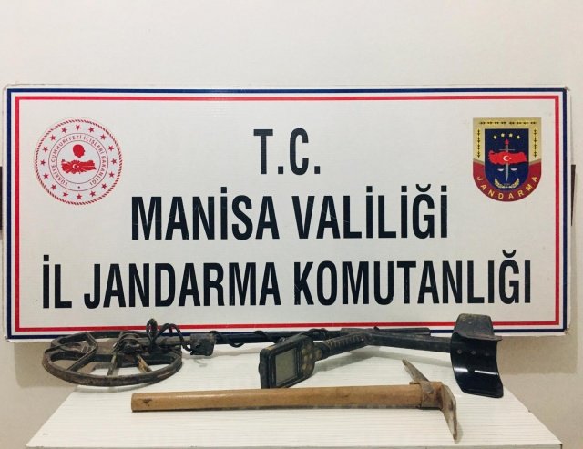 Manisa İli Salihli ilçesi Sart Mahallesinde 26.12.2021 günü saat 17.38 sıralarında alınan duyum  üzerine, yapılan kontrollerde E.Ç(1987/E) , E.N (1989/E) ve H.A (1988/E) isimli şahısların Harabeler Mevkiinde  1. Derece Arkeolojik Sit Alanı içerisinde 1 metre  genişliğinde  1 metre  derinliğinde izinsiz  kazı yaptıkları tespit edilmiştir. Şahıslar,  SIMPLEX MAKRO markalı arama  dedektörü ve 1 adet çapa ile  olay yerinde suç üstü yakalanmıştır. Kaçak kazıda kullanılan  arama dedektörü  ve çapa muhafaza altına alınmıştır. Olayla ilgili Salihli Nöb.C.savcısına bilgi verilerek tahkikata başlanılmıştır. Şahısların  ifadeleri alınmasına müteakip  serbest bırakılmıştır.