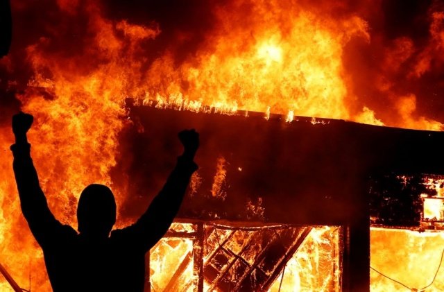 BEYAZ SARAY ÇEVRESİNDE GÜVENLİK ÖNLEMLERİ ARTIRILDI
Beyaz Saray önünde öğleden sonra başlayıp akşam saatlerinde de devam eden olaylarda, polisle yüzlerce gösterici arasındaki gergin anlar yaşandı.
Kentte Ulusal Muhafızların göreve çağrılırken, söz konusu muhafızların Beyaz Saray çevresinde konuşlanarak polisin yanında geniş güvenlik önlemleri aldığı görüldü.
Bazı göstericiler çevrede bulunan çöp tenekelerini yakarken, polis göstericilere göz yaşartıcı gazla müdahale etti. Gece geç saatlere kadar devam eden olaylarda bazı göstericilerin hafif yaralandığı bildirildi.