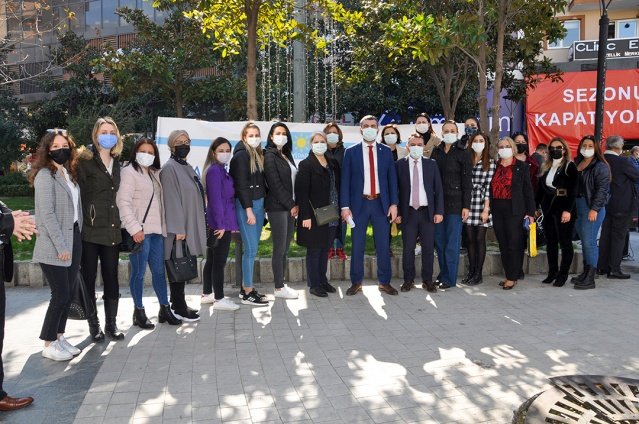 İYİ Parti Manisa İl Başkanı Hasan Eryılmaz ve İYİ Parti Yunusemre İlçe Başkanı Tufan Akan’ın öncülüğünde 15 Temmuz Demokrasi Meydanı’nda, Manisa 1. İdare Mahkemesi’nin KAYSÜ kararına ilişkin basın açıklaması düzenlendi. 
İYİ Parti üyeleri, “Manisalının cebinden elinizi çekin” yazılı pankartla birlikte açıklamaya destek verdi.
 
MAHKEME İYİ PARTİ’NİN TALEBİNİ HAKLI BULDU, VATANDAŞIN PARASI CEBİNDE KALDI

İYİ Parti Yunusemre İlçe Başkanı Tufan Akan açıklamasında, “Bugün burada pandemi koşullarıyla mücadele eden, her ne kadar iktidar kanadı kabul etmese de Cumhuriyet tarihinin en büyük ekonomik kriziyle mücadele eden vatandaşlarımızı, bir de KAYSÜ ücreti ile karşı karşıya bırakan AK Partili Yunusemre Belediyesi’ne karşı verdiğimiz hukuk mücadelesini kazandığımızı müjdelemek için toplandık. Peki nedir KAYSÜ ücreti? Katı Atık Yönetim Sistemi Ücretidir. Daha net bir ifade ile çöp toplama ücretidir. Tarih 3 Kasım 2020... Yunusemre Belediye Meclisi’nde İYİ Parti Grubu olarak bizim ret oyu verdiğimiz, Cumhur İttifakının oyları ile kabul edilen maddeye göre, vatandaşlarımızdan alınan KAYSÜ bedeli konutlarda yüzde 30 oranında zamlanmıştı. Bu bedellerde, öyle adaletsizlikler vardı ki bazı işletmelerde KAYSÜ ücreti %2000 artış gösterirken, bazı kurumlardan KAYSÜ ücretinin hiç alınmaması söz konusuydu. Vatandaşlarımızın konutlarına gelen su faturalarında KAYSÜ ücreti 10.90 TL iken 13.81 TL ye yükselmişti.  Vatandaşlarımızın böylesine büyük bir krizden geçtiği bu günlerde KAYSÜ bedeli adı altında yapılan soyguna karşı çıkarak, bu bedelin alınmamasına ilişkin Yunusemre Belediyesine, Manisa 1. İdare Mahkemesinde bu idari işlemin iptaline yönelik iptal davası açtık. Manisa 1. İdare Mahkemesi, talebimizi haklı bularak Yunusemre Belediye Meclisi’nde alınan ve İYİ Parti grubunun mahkemeye taşıdığı bu maddeye ilişkin yürütmeyi durdurma kararı almıştır” dedi.

“KARAR DİĞER İLÇELERE DE EMSAL TEŞKİL EDECEK”

İYİ Partili Akan, Manisa 1. İdare Mahkemesi’nin verdiği bu kararın diğer ilçe belediyelerine de emsal teşkil edeceğine vurgu yaparak, “Türkiye’nin en pahalı suyunu kullanan Manisalı vatandaşlarımızın cebinden hukuksuzca alınan KAYSÜ bedeli dönemi artık kapanmış oldu. Yunusemre Belediyesi için Türk Yargısının vermiş olduğu bu kararın Manisamızın diğer ilçelerine de emsal teşkil edeceğini düşünüyoruz. Bu nedenle vatandaşlarımız için kazandığımız hukuk zaferimizin bir an önce uygulanmaya başlamasını, Yunusemreli vatandaşlarımızın su faturalarına yansıtılan KAYSÜ bedelinin bir an önce kaldırılmasını istiyoruz” diye konuştu.

“VATANDAŞIMIZIN CEBİNE DOKUNAN HİÇBİR KARARA İMZA ATMAYACAĞIZ”

İYİ Parti Yunusemre İlçe Başkanı Tufan Akan son olarak şu ifadeleri kullandı, “İYİ Parti Yunusemre İlçe Başkanı olarak buradan bir şeyin sözünü veriyorum; Ne ben, ne de meclis üyelerimiz vatandaşımızın aleyhine olan, cebine dokunan hiç bir karara imza atmayacağız. Bu zor dönemde bile, vatandaşımızın cebindeki paraya göz diken bu düzenden hukuk önünde hesap sormaya devam edeceğiz.  Bu bizim Yunusemre Belediyesi’ne açtığımız ne ilk davadır, ne de son olacaktır. Haksızlık ve hukuksuzlukları karşısında elif gibi dimdik durmaya devam edeceğiz. Hiç şüpheniz olmasın, İYİ Parti iktidarında her şey iyi olacak” 

İYİ PARTİLİ ERYILMAZ, “BU VATANDAŞ ÜST ÜSTE ZAM YAPIN DİYE SİZİ SEÇMEDİ”

İYİ Parti Manisa İl Başkanı Hasan Eryılmaz ise, Manisa’da alınan bu kararın milat olduğunu vurgulayarak, “Bugün çok önemli bir kararı, uzun süren bir hukuk mücadelesinden sonra Manisa adına alınmasından çok mutluyuz. Biliniz ki bu kararın alınmasında İYİ Parti’nin tüm emekçilerine, İYİ Parti’nin tüm yetkili organlarına ve Yunusemre İlçe Teşkilatımızın başta başkanı olmak üzere hukuk mücadelesinde yanında olan yönetimine ve meclis üyelerine çok teşekkür ediyoruz. Bu karar, Manisa için çok önemlidir. Biliyorsunuz, Manisa’da Büyükşehir’i MHP, Yunusemre Belediyesi’ni de AK Parti yönetmektedir. Şunu biliyoruz ve inanıyoruz ki AK Parti’ye oy veren Manisalı vatandaşlarımız, Milliyetçi Hareket Partisi’ne oy veren Manisalı vatandaşlarımız bu partilerin yöneticileri, belediye başkanları üst üste zam yapsın, suyu en parahlı Manisa’da içelim, katı atık bertaraf bedelini Türkiye genelinde biz ödemeyelim, daha fazla para ödeyelim diye oy vermiyorlar. Bu vatandaşın oyunu heba etmeyin. Bu vatandaş sizi seçti ama bu vatandaşı ezmeniz için, cebindeki paraya dokunmanız için sizi seçmedi. Bunun kıymetini bilin. Bu vatandaş, bu seçmen sizin velinimetinizdir. Onun için bu hukuk mücadelesinin sonunda Katı Atık Bertaraf Bedeli’nin su faturalarında Büyükşehir Belediyesi tarafından alınması, Yunusemre Belediye Meclisi’nde belirlediği kararın durdurulması, meclis kararının iptal edilmesi çok önemli bir olaydır. Bu Manisa için de, Türkiye için de bir milattır” dedi.

“BU YARGI KARARINI MİLLETİN ALEYHİNE DEĞİŞTİRİLMESİ İÇİN UZATTIĞINIZ HER ELİ SİYASİ ANLAMDA KIRARIZ!”

İYİ Parti Manisa İl Başkanı Hasan Eryılmaz son olarak şu ifadeleri kullandı, “Hizmeti yapıyorsanız bizim verdiğimiz vergilerle yapın. Yapmadığınız hizmetin parasını almayın. Bu sizin yapmanız gereken bir hizmet. Bu kararın sonunda daha güzel kararlar için milletimiz, memleketimiz, Manisamız için İYİler olarak yılmadan yorulmadan çalışmaya söz veriyoruz. Burada iktidarın siyasi sahiplerine söylüyorum; bu yargı kararına el uzatmayın, sonuna kadar takipçisi olacağız. Bu yargı kararının, milletin aleyhine değiştirilmesi için uzattığınız her eli siyasi anlamda kırarız. Bunu böyle bilin. Bundan sonra Manisalıların yararına olan her konuda İYİ parti olarak çalışmaya devam edeceğiz”
