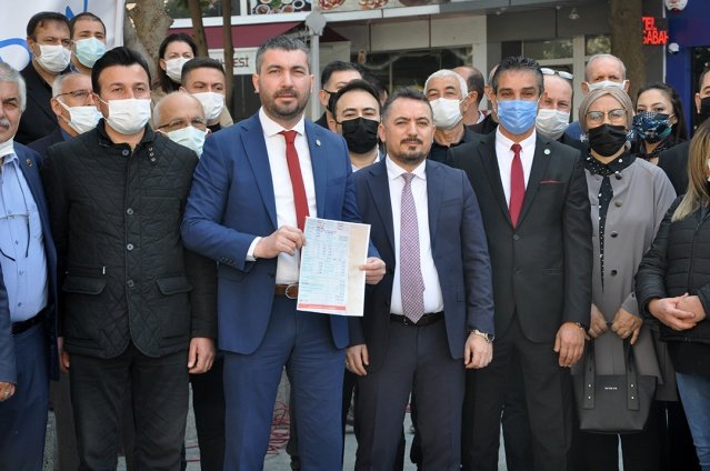 Manisa 1. İdare Mahkemesi, İYİ Partili meclis üyelerinin açtığı davada talebi haklı bularak, Yunusemre Belediye Meclisi’nde kabul edilen KAYSÜ maddesine ilişkin yürütmeyi durdurma kararı verdi.