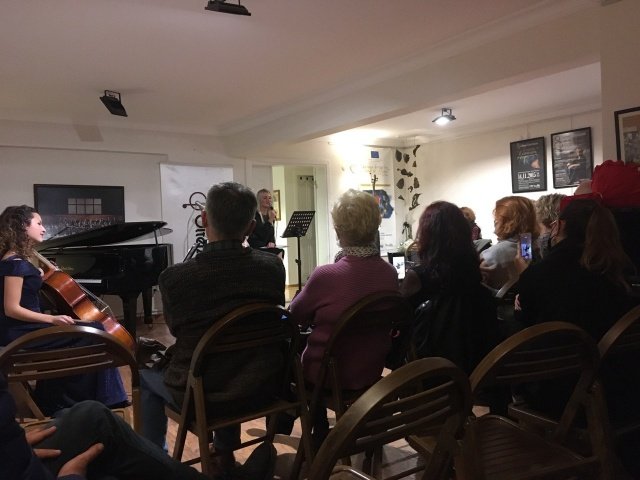 Kiann’ın benzersiz müziği, Ayşe Yavaş’ın yorumu ve çellist Pelin Odabaşı eşliğiyle  Orhan Veli şiirleri müzikle dile geldi. Bu benzersiz konser Orhan Veli’nin vefat yıldönümü haftasında  14 Kasım’da,  Bostanlı’da bulunan  “Olten Flarmoni Sanat  Okulu’nda sanatseverlerle buluştu.