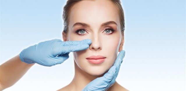 Denizli İdol KBB Tıp Merkezi’nden Plastik Rekonstrüktif ve Estetik Cerrahi Uzmanı Op. Dr. Fazlı Cengiz Bayram, gençlerin burun estetiği başta olmak üzere; dudak dolgusu, Hollywood yanağı ve kulak estetiğine yoğun talepleri olduğunu söyledi.