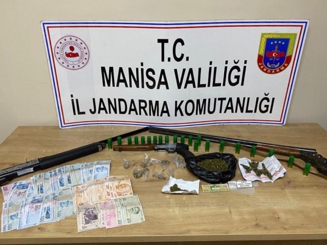 Manisa ili Alaşehir ilçesi, Girelli mahallesinde 19.12.2021 günü saat :13.00  sıralarında M.Ç. (erkek 1990 d.lu), A.İ. (erkek 1990 d.lu), A.Ö. ( erkek 1982 d.lu) ve  A.F. ( erkek 1987d.lu) isimli şahısların uyuşturucu madde ticareti yapacağı duyumu alınmıştır. Alaşehir İlçe J.K.lığı 7nci JASAT Timi, Merkez J.Krk.K.lığı ve J.Mot. Huzur Timince müşterek yapılan operasyonda Girelli Mahallesi kum ocağı mevkiinde 35 REN 45, 45 Z 6614 ve 45 ZB 7891 plakalı araçların bulunduğu görülmüş, Adli makamlardan alınan arama kararına istinaden şahısların üzerinde ve araçlarında yapılan arama neticesinde 470 gr. kubar esrar, 10 gr. kenevir tohumu ve A.Ö. isimli şahsın üzerinde 6955 tl. nakit para ele geçirilmiştir. Müteakiben Alaşehir Nöbetçi Cumhuriyet Savcısına bilgi verilmiş, şüpheli şahısların evinde arama yapılması  kararı alınması üzerine yapılan aramada; 3 adet ruhsatsız av tüfeği, yaklaşık 30 gr. kenevir tohumu, 1 adet şase ve motor numarası silinmiş motorsiklet, 1 adet sahte plakalı motosiklet ele geçirilmiştir. Şüpheliler mevcutlu olarak  19.12.2021 günü Alaşehir Adliyesinde hazır edilmek üzere gözaltına alınmıştır.
