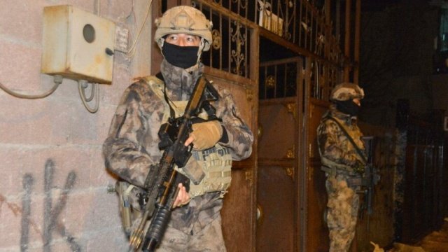 Manisa Emniyetinden terör operasyonu 
DEAŞ/IŞID silahlı terör örgütünün eylem faaliyetlerinin deşifresi ve engellenmesi yönelik
olarak yapılan çalışmalar kapsamında; hakkında DEAŞ/IŞID silahlı terör örgütü içerisinde silahlı
faaliyet yürüttüğü şeklinde bilgiler elde edilen;
 Irak Uyruklu A.N.N.A.T.
İsimli şahıs 09.02.2022 günü Manisa Şehzadeler ilçesinde bulunan adresine yapılan operasyon
neticesinde yakalanarak gözaltına alınmış, Emniyet Müdürlüğümüzde yapılan tahkikat işlemleri
neticesinde 11.02.2022 günü Manisa Cumhuriyet Başsavcılığına sevk edilmiş, Savcılıkta tamamlanan
işlemlerin ardından “tutuklama” talebi ile mahkemeye sevk edilmiş, aynı gün çıkarıldığı mahkemece
“TUTUKLANARAK” cezaevine gönderilmiştir.
.
Kamuoyuna saygı ile duyurulur.