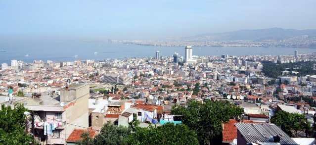 Konut Fiyatları Düşmeye Devam Edecek

 

İzmir’de konut fiyatlarında dalgalanmaların devam ettiğini öne süren, İzmir merkezli dijital gayrimenkul satış-pazarlama şirketi Gayrimenkul PR konuyla ilgili şu analizde bulundu;

 

Avantajlı konut kredisi döneminde İzmir gayrimenkul sektöründe kaos dönemi yaşandı. Fiyatlar köpürtüldü, suni alım dönemi yaşandı. Mülk sahipleri ve inşaat firmaları üst seviyelere çıkardığı fiyatları aşamalı olarak düşürmeye başladı. Ancak gerçek alıcıların piyasadan çekildiğini gözlemliyoruz. Fiyatlarda bir süre daha dalgalanmalar devam edecek. Dövizin daha da değerleneceği algısı ve fiyatların oturmamasından ötürü, fiyatların yerleşmesi zaman alacak. Önerimiz; satıcı pozisyonunda olanlar fiyatlarını makul seviyelere düşürmeli ve şu anki ekonomik koşullarda ilk gelen gerçek alıcılara satışa gerçekleştirmelidir. Alıcılar ise ihtiyacı olan konutu çok yönlü araştırmalı ve rayiç bedeller konusunda yetki belgesi olan gayrimenkul ofislerden destek almalılar