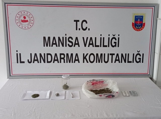 Manisa İli Turgutlu İlçesi Derbent Mahallesinde 09.10.2021 günü saat 17.30 sıralarında Manisa İl Jandarma Komutanlığı İstihbarat Şube Müdürlüğü, Kaçakçılık ve Organize Suçlarla Mücadele Şube Müdürlüğü ve Turgutlu İlçe Jandarma Komutanlığı ekiplerince  yürütülen müşterek istihbari çalışmalar neticesinde; Uyuşturucu Madde (Kubar Esrar) Ticareti yapılacağı bilgisi alınmıştır. Olayla ilgili gecikmesinde sakınca bulunan hal kapsamında Adli makamlardan alınan arama kararına istinaden şüpheliler İ.A. (Erkek 32), H.C. (Erkek 34), F.A. (Erkek 37) ve  O.A. (Erkek 51) isimli şahısların üstlerinde ve şahıslara ait iki araçta yapılan aramada; yaklaşık 60 gr satışa hazır kubar esrar ve yeşil reçeteye tabi
15 adet uyuşturucu hap ele geçirilmiştir. Uyuşturucu Madde Ticareti yapan 4 (dört) şüpheli 10.10.2021 günü Adli makamlara sevk edilmek üzere gözaltına alınmıştır.