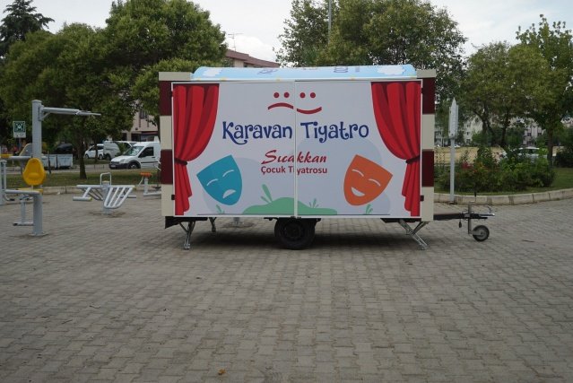 TÜM TÜRKİYE’Yİ GEZMEYİ HEDEFLİYORUZ
“Artık bizim için her yer tiyatro. Yola çıkarken de amacımız buydu. İzmir’den başlayarak bütün Türkiye’yi gezebilen bir tiyatro yapmaktı. Tüm Türkiye bizim için artık bir sahne” diyen Sıkcakkan, yaz aylarında ülkemizde açık havada oyun sahneleme şansının çok fazla olduğunu ve karavan tiyatro ile bunu değerlendirmek istediklerini söyledi. Sıcakkan, “Karavan tiyatro sonsuza dek ücretsiz olacak. Bütün çocuklar oyunlarımızı ücretsiz izleyecekler. Tabii ki bunu  sponsorlar yardımıyla sağlayacağız. Tüm sponsorlara açığız ve sponsorluk görüşmelerimiz devam ediyor. Karavan tiyatro ile büyük özgürlük kazandık. Bundan sonra pandemi gibi en ağır şartlar oluşsa dahi her zaman oyun oynayabileceğimiz bir sahnemiz olacak, tiyatroyla, çocuklarla aramıza hiçbir şey giremeyecek” diye konuştu.