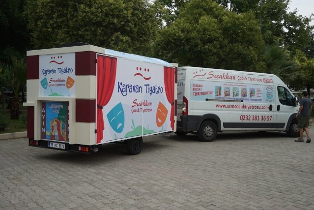 KARAVAN TİYATRO İLE GELEN ÖZGÜRLÜK
Karavan tiyatroyu daha önce de düşündüklerini pandeminin zorlu şartları ile bu fikri gerçeğe dönüştürmek için adım atarak, bir karavan satın alıp, karavanı tiyatroya çevirme kararı aldıklarını belirten Sıcakkan, “Gezici tiyatrolar var ama karavan tiyatronun bir örneği ülkemizde yok. Çünkü gezici tiyatro dahi olsa bir sahne lazım, bizim ise sahneye dahi ihtiyacımız yok. Sadece oyun oynayacağımız yere gidip kurulumu yapıyoruz. Karavanımız açılınca büyük bir sahneye dönüşüyor. Ses sistemimiz, elektrik ihtiyacı için jeneratör dahi karavanın üzerinde” dedi. Altı ay süren yapım aşamasında karavanın maliyetini çıkartmak için bir kombine bilet kampanyası yaptıklarını ve kampanyanın büyük ilgi gördüğünü belirten Sıcakkan, maliyetin yarısını bu şekilde çıkardıklarını diğer yarısını da kredi çekerek karşıladıklarını söyledi. Bilet kampanyasına tüm destek verenlerin isimlerini karavan üzerinde pirinç bir levha üzerine yazacaklarını aktaran Sıcakkan, “Karavanda sahnelenecek oyunlarımız için Egeria, Beşiktaşk Wa Kartalları ve Rota Koleji sponsor oldu. 6 ayın sonunda karavanın tiyatroya dönüştürülmesi bitti ve 5 Temmuz Pazartesi günü Gaziemir Şehit Jandarma Komando Çavuş Ümit Akdağ Parkı’nda karavanda ben, Cem Aksakal, Yasemin Kaya ve Yiğit Çevikkalp’ten oluşan ekip olarak ilk oyunumuzu sahneledik. Gölge Kapkın ve Özge Gürcan da idari ve organizasyon işlerimizi yürütüyor. Pandeminin ardından, uzun bir süre sonra, tüm engelleri aşarak tekrar çocuklarla buluşmak bizim için büyük bir mutluluktu” dedi.