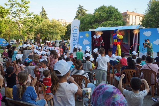 17 YILLIK TİYATRO İLK DEFA PANDEMİ YÜZÜNDEN PERDELERİNİ AÇAMADI
Nitelikli çocuk tiyatrosu yapma hedefiyle her yıl 10 yeni oyunu çocuklarla buluşturduklarını belirten Sıcakkan, “Her oyun öncesinde mutlaka bir pedagog tarafından onaylanıyor ve çocuklara öyle sunuluyor. Ancak pandemi nedeniyle ilk defa geçtiğimiz yıl perdelerimizi açamadık. Hayatımızda ilk defa böyle bir şey yaşadık, çok üzüldük ama pes etmeyip yeni yollar aramaya başladık” dedi. Çocuklara ulaşmak için önce oyunlarını youtube kanalına yüklediklerini, ardından dünyanın ilk tiyatrolu kitabı olan “Kral Düttürük” serisini çıkardıklarını aktaran Sıcakkan, “Tiyatro oyunlarımız çocuklar için bir hikaye kitabı haline getirdik. Üzerindeki kodu telefondan okutan çocuklar oyunun kaydını da izleyebiliyordu. Amacımız çocuklar tiyatrodan kopmadığı gibi kitap okusun ve tiyatro seyredebilsindi.  Sonra bahçede tiyatro yapmaya, okullara gidip onların bahçelerinde tiyatro sahnelemeye başladık. Ama hiçbiri bize yeterli gelmedi. Daha başka, tüm engelleri aşabileceğimiz bir yol aramaya başladık” diye konuştu.